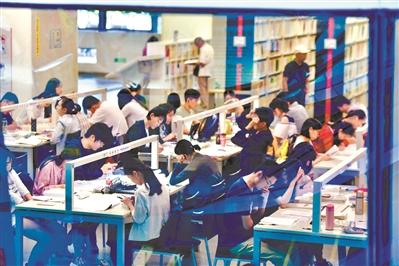 “滿座”已成為廣州圖書館的常態(tài)，昨天自然不例外。