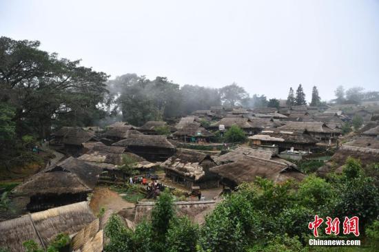 10月3日，翁丁古村。國慶節期間，位于云南省滄源佤族自治縣的翁丁古村吸引來自國內外的游客探訪。<a target='_blank' href='http://www.chinanews.com/'>中新社</a>記者 劉冉陽 攝