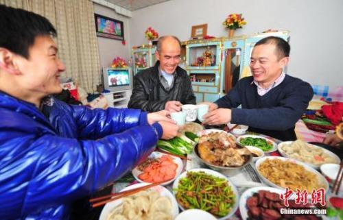 資料圖：市民在家中與家人享受豐盛飯菜。<a target='_blank' href='http://www.chinanews.com/'>中新社</a>發 于海洋 攝