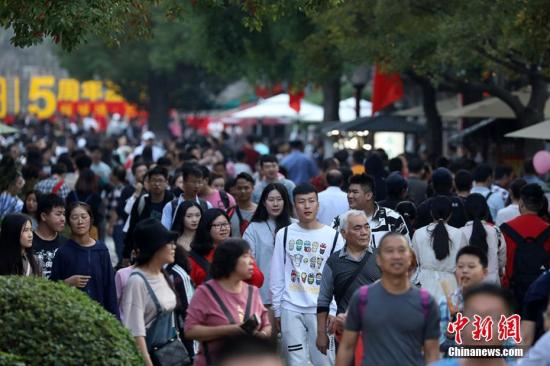 南京門東老街上人頭攢動。 泱波 攝