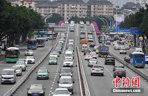 資料圖：市民駕駛機動車行駛在道路上。<a target='_blank' href='http://www.chinanews.com/'>中新社</a>記者 張斌 攝