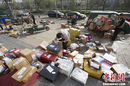 資料圖：物流快遞工作人員正在分揀快遞。<a target='_blank' href='http://www.chinanews.com/'>中新社</a>記者 張云 攝