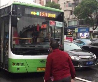 大媽早高峰因錯過車攔公交車12分鐘：你們別想走