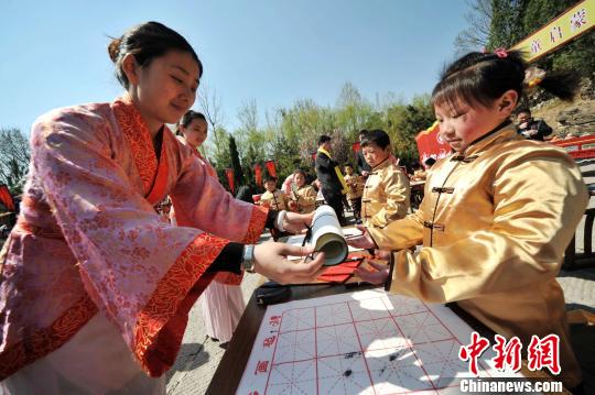 圖為曲阜舉行學(xué)童啟蒙開筆禮儀式。　曲阜市委宣傳部供圖 攝