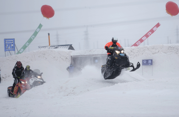 4、雪地摩托車越野挑戰(zhàn)賽選手們激烈的角逐