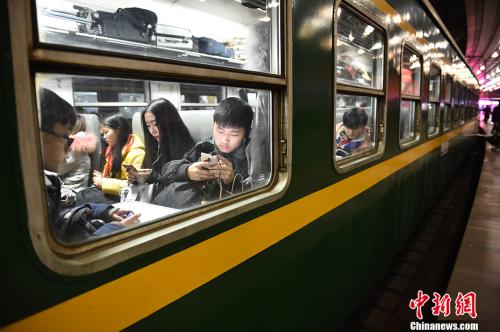 圖為旅客在站點火車上。<a target='_blank' href='http://www.chinanews.com/' >中新網(wǎng)</a>記者 金碩 攝