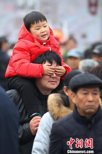 元宵節(jié)臨近南京夫子廟迎客流高峰