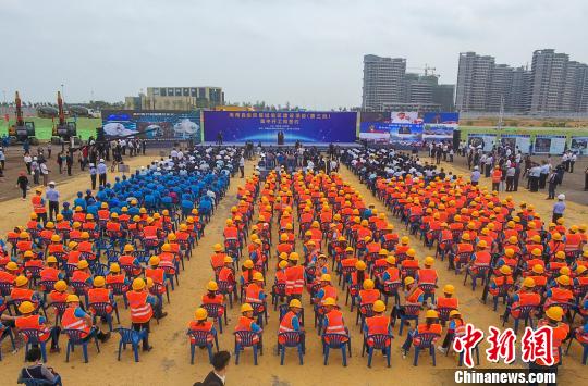 3月18日，海南自由貿易試驗區建設項目(第三批)集中開工和簽約儀式現場。　駱云飛 攝