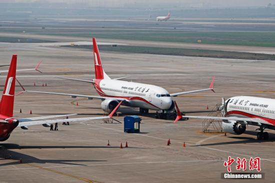 資料圖：3月17日，上海航空公司的9架波音737MAX機(jī)型飛機(jī)停在虹橋國際機(jī)場停機(jī)坪上，工作人員正在對飛機(jī)進(jìn)行檢查。據(jù)路透社報道，波音公司計劃將在未來一周到10天內(nèi)發(fā)布波音737MAX機(jī)型相關(guān)升級軟件。目前，波音737MAX機(jī)型已經(jīng)在全球停飛。<a target='_blank' href='http://www.chinanews.com/'>中新社</a>記者 殷立勤 攝