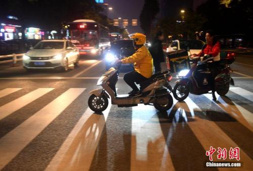 　資料圖：外賣員安興在送餐的路上。<a target='_blank' href='http://www.chinanews.com/'>中新社</a>記者 呂明 攝