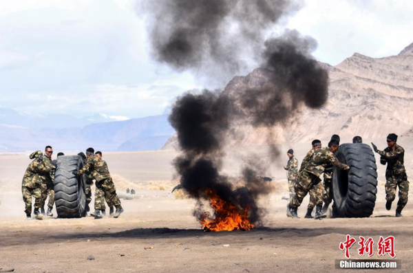 近日，駐守在新疆喀什地區(qū)的武警新疆總隊某機動支隊官兵在高原高寒環(huán)境和復(fù)雜地域條件下組織開展為期一周的“魔鬼周”極限訓(xùn)練。此次極限訓(xùn)練重點對特戰(zhàn)隊員體能、技能、心理、意志等內(nèi)容進行了訓(xùn)練，全面提升了特戰(zhàn)隊員在高原高寒、復(fù)雜環(huán)境下的技戰(zhàn)術(shù)水平。文 圖 柯大為 趙富亮