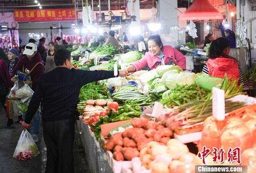 資料圖：重慶一農(nóng)貿(mào)市場內(nèi)菜商正在忙碌賣菜。<a target='_blank' href='http://www.chinanews.com/'>中新社</a>記者 陳超 攝