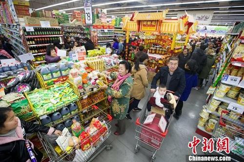 資料圖：民眾在超市購買生活用品。<a target='_blank' href='http://www.chinanews.com/'>中新社</a>記者 張云 攝