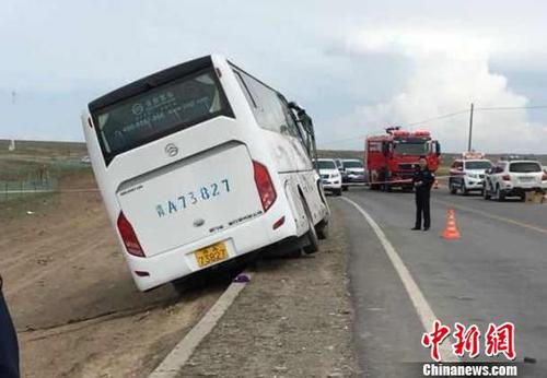 圖為大型客車事故現場?！＄娦?攝