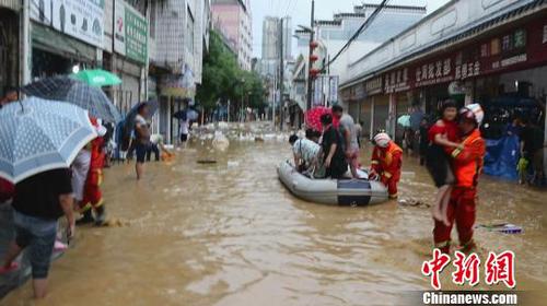 圖為當地消防員進行救援。馬永全 攝