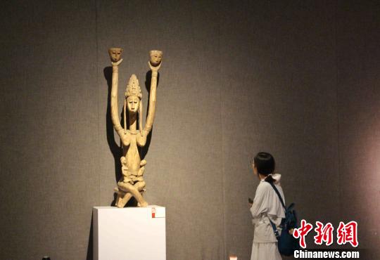 圖為人們參觀“生命之靈——非洲雕刻藝術精品展”。　趙曉 攝