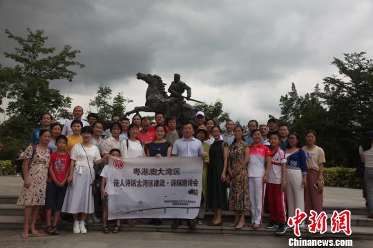 圖為來自粵港澳大灣區和全國各地的詩人齊聚葉挺將軍紀念園 陳婷 攝