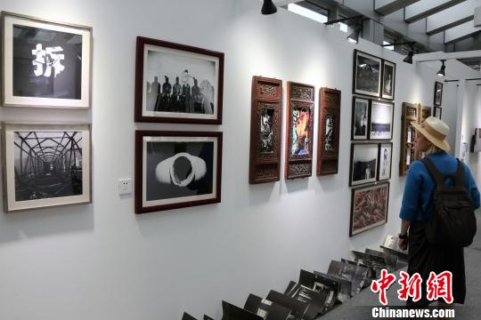 本屆展覽以“新能源、新賦能、興大同”為主題，參展作品700余幅。　任海霞 攝