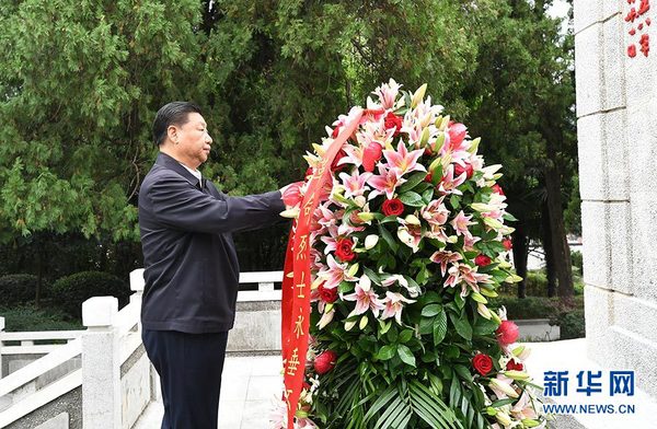 9月16日至18日，中共中央總書記、國家主席、中央軍委主席習近平在河南考察。這是16日下午，習近平來到位于信陽市新縣的鄂豫皖蘇區首府烈士陵園，瞻仰革命烈士紀念碑，向革命先烈敬獻花籃。 新華社記者 謝環馳 攝