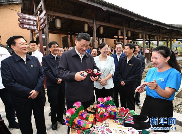 9月16日至18日，中共中央總書記、國家主席、中央軍委主席習近平在河南考察。這是16日下午，習近平在信陽市新縣田鋪鄉田鋪大塆考察調研。 新華社記者 謝環馳 攝