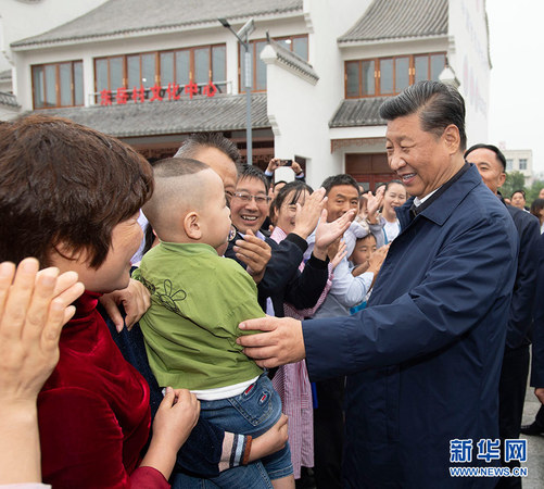 9月16日至18日，中共中央總書記、國家主席、中央軍委主席習近平在河南考察。這是17日上午，習近平在信陽市光山縣文殊鄉東岳村同鄉親們親切交流，祝愿鄉親們生活芝麻開花節節高。 新華社記者 謝環馳 攝