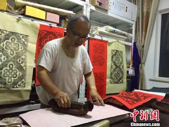 非遺傳承人吳百鎖：不讓絳州木版年畫技藝“失傳”