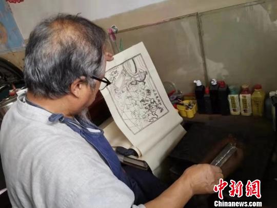 18歲那年，山西絳州木版年畫傳承人吳百鎖第一次接觸絳州木版年畫，便被它古樸的線條和厚重的色彩所吸引。　楊佩佩 攝