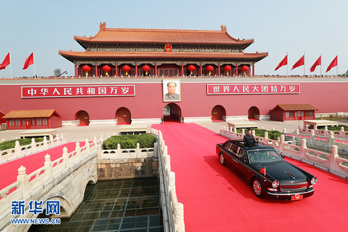 10月1日，慶祝中華人民共和國成立70周年大會在北京天安門廣場隆重舉行。中共中央總書記、國家主席、中央軍委主席習近平發表重要講話并檢閱受閱部隊。這是習近平乘坐檢閱車，經過金水橋，駛上長安街。 新華社記者 龐興雷 攝