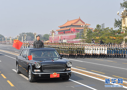 10月1日，慶祝中華人民共和國成立70周年大會在北京天安門廣場隆重舉行。這是中共中央總書記、國家主席、中央軍委主席習近平檢閱受閱部隊。 新華社記者 李濤 攝