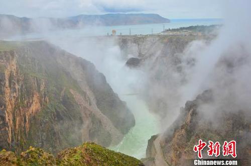 圖為霧中的龍羊峽大壩。(資料圖) 魯丹陽 攝