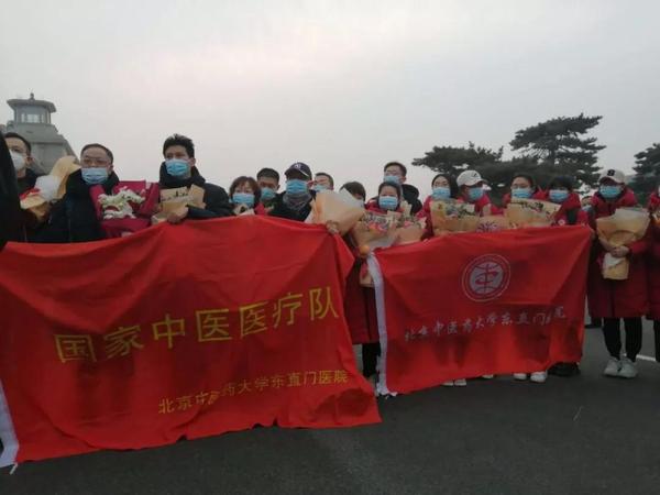 行動五-民盟北京中醫藥大學委員會第三支部盟員、北京中醫藥大學東直門醫院針灸科副主任醫師劉寧（上圖左三）參與“國家中醫醫療隊”，1月27日已抵達湖北武漢，參與武漢中西醫結合醫院的診治工作。