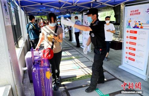 資料圖：6月8日，湖北武漢，武漢大學的返校學生進入校園。 中新社記者 張暢 攝